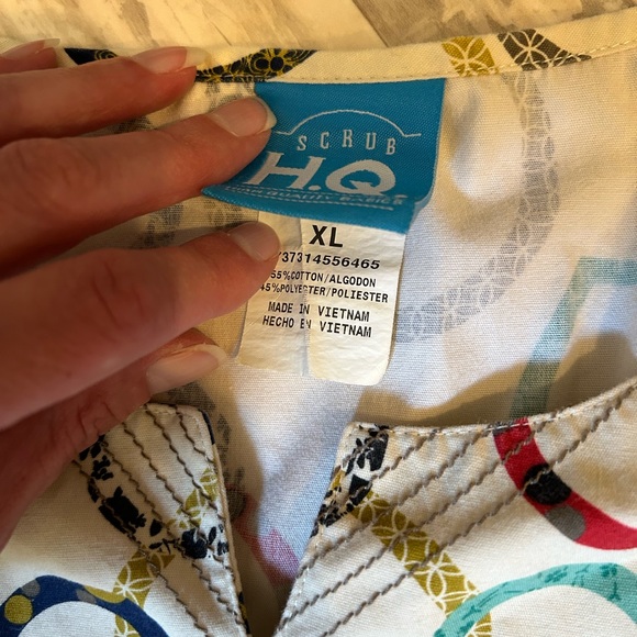 Scrub H.Q. Scrub Top - Picture 3 of 5